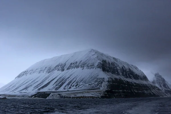 Longearbyen 外的雪山 从水中观看 斯瓦尔巴特群岛 — 图库照片