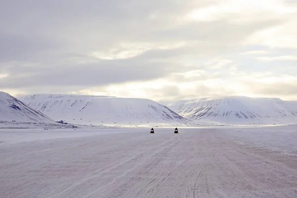 Dos Motos Nieve Acercándose Montañas Nevadas Fondo Svalbard Noruega —  Fotos de Stock