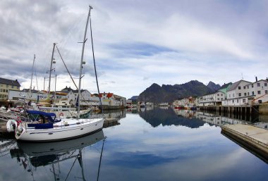 Town Henningsvaer görünümü. Lofoten, Norveç