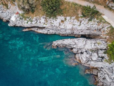 Kayalık sahile kuş bakışı