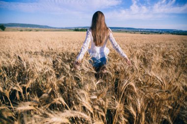 Kuru bir çayırda duran bir kız