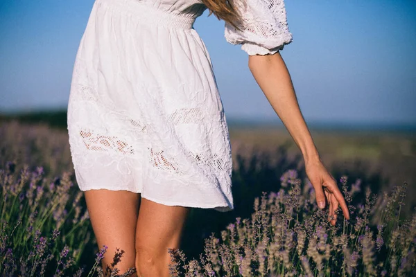 Beyaz elbiseli bir kadın.