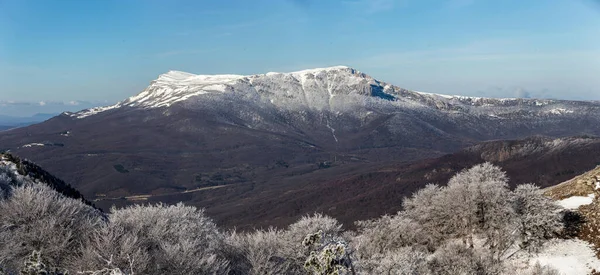 Karla kaplı bir dağ manzarası Chatyr-Dag — Stok fotoğraf