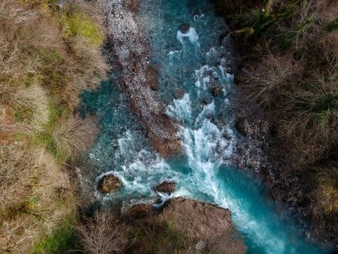 Karadağ 'daki Moraca Nehri Kanyonunun Mavi Derin Suyu