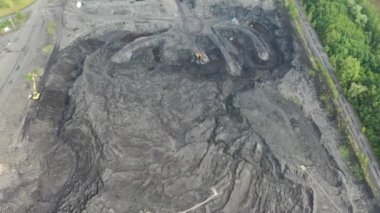Siyah kömür sormak, yüzdürme atıkları için Yerleşim tankları - drone tarafından havadan görünümü