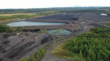 Siyah kömür sormak, yüzdürme atıkları için Yerleşim tankları - drone tarafından havadan görünümü