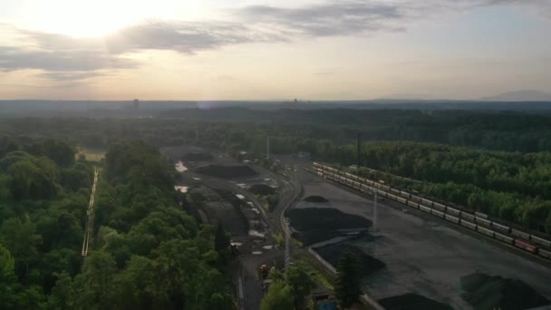 Gün Doğumunda Vagonlar Ile Enerji Santralinde Kömür Deposu Drone Tarafından — Stok video