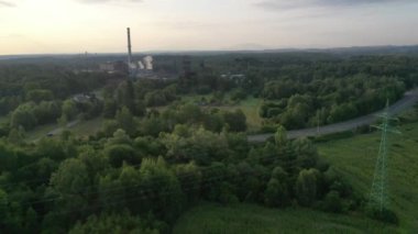drone ile gün doğumu havadan görünümünde şehir için ısıtma tesisi