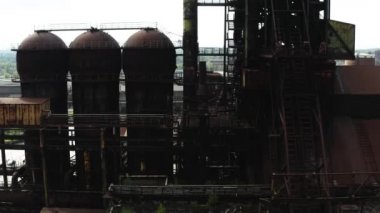  Sanayi kompleksi turistik yer ostrava vitkovice dönüştü , Bu klip iki farklı derecelendirme mevcuttur, 10bit renk veya dji renk lut . 1828-1998 yılları arasında kömürün maden ve domuz demiri üretildiği Ostrava