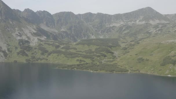 タトラ山脈の5つの湖の谷 ポーランドこのクリップは 2つの異なるグレーディング 10ビット色またはDji色のLutで利用可能です — ストック動画
