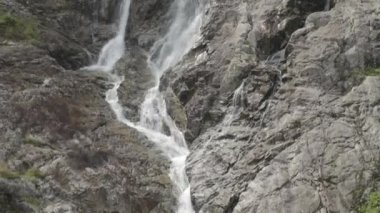 Polonya Yüksek Tatras Siklawa şelaleler , Bu klip iki farklı derecelendirme mevcuttur , 10bit renk veya dji renk lut 