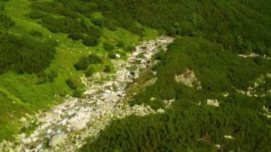Yüksek Tatras kayalar ile nehirler ile vadi , Bu klip iki farklı derecelendirme mevcuttur , 10bit renk veya dji renk lut 