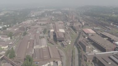 çek cumhuriyeti çelik üretim fabrikasının havadan görüntüleri , Bu klip iki farklı derecelendirme mevcuttur , 10bit renk veya dji renk lut 