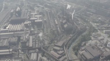 çek cumhuriyeti çelik üretim fabrikasının havadan görüntüleri , Bu klip iki farklı derecelendirme mevcuttur , 10bit renk veya dji renk lut 