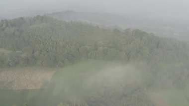 gün doğumunda sis ile orman ve alan havadan görüntüleri, Morviansilesian Beskids (Çekçe: Bu soundmoravskoslezsk Beskydy hakkında, Slovakça: Moravsko-sliezske Beskydy) Slovakya ulaşan küçük bir parçası ile Çek Cumhuriyeti'nde bir dağ sırası