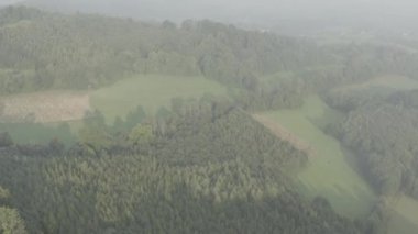 gün doğumunda sis ile orman ve alan havadan görüntüleri, Morviansilesian Beskids (Çekçe: Bu soundmoravskoslezsk Beskydy hakkında, Slovakça: Moravsko-sliezske Beskydy) Slovakya ulaşan küçük bir parçası ile Çek Cumhuriyeti'nde bir dağ sırası