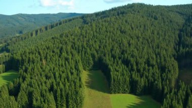 Velke karlovice beskydy çek dağların üzerinde havadan görünümü, Bu klip iki farklı derecelendirme mevcuttur , 10bit renk veya dji renk lut 