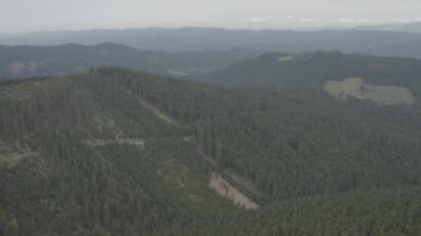 Velke karlovice beskydy çek dağların üzerinde havadan görünümü, Bu klip iki farklı derecelendirme mevcuttur , 10bit renk veya dji renk lut 
