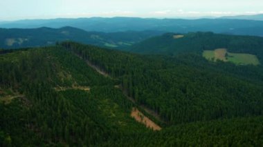 Velke karlovice beskydy çek dağların üzerinde havadan görünümü, Bu klip iki farklı derecelendirme mevcuttur , 10bit renk veya dji renk lut 