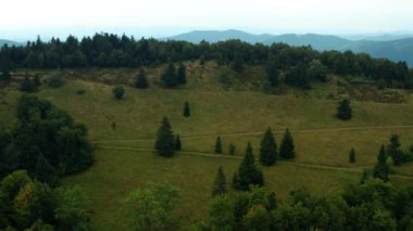 Velke karlovice beskydy çek dağların üzerinde havadan görünümü, Bu klip iki farklı derecelendirme mevcuttur , 10bit renk veya dji renk lut 