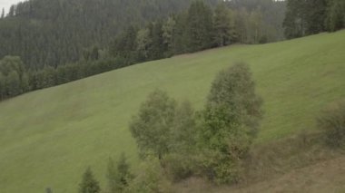 Velke karlovice beskydy çek dağların üzerinde havadan görünümü, Bu klip iki farklı derecelendirme mevcuttur , 10bit renk veya dji renk lut 