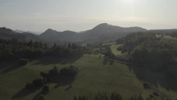 Hermoso Día Otoño Las Montañas Coches Paso Por Carretera — Vídeo de stock