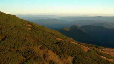 Güneşin doğuşuyla dağlarda güzel manzaranın havadan çekimi