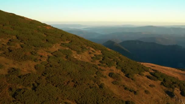 Tiro Aéreo Bela Paisagem Nas Montanhas Nascer Sol — Vídeo de Stock