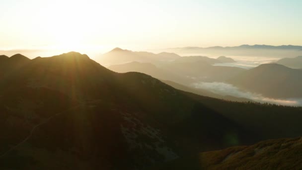Αεροφωτογραφία Του Όμορφου Τοπίου Στα Βουνά Την Ανατολή Του Ηλίου — Αρχείο Βίντεο