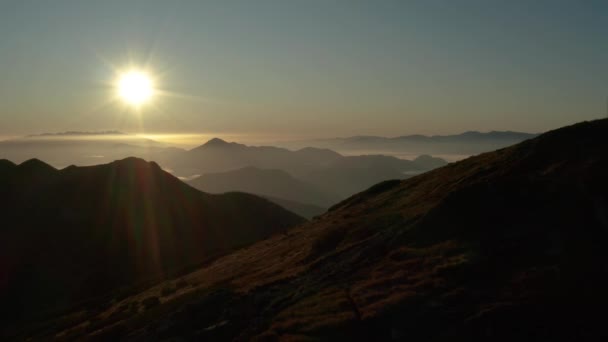 空中拍摄美丽的风景在日出与雾的山中 — 图库视频影像