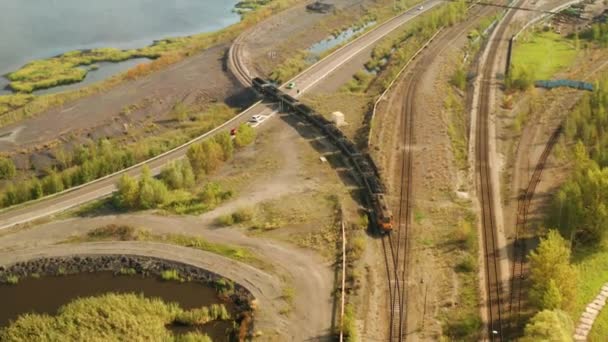 Train Marchandises Revient Travers Passage Pour Les Voitures Autour Lac — Video