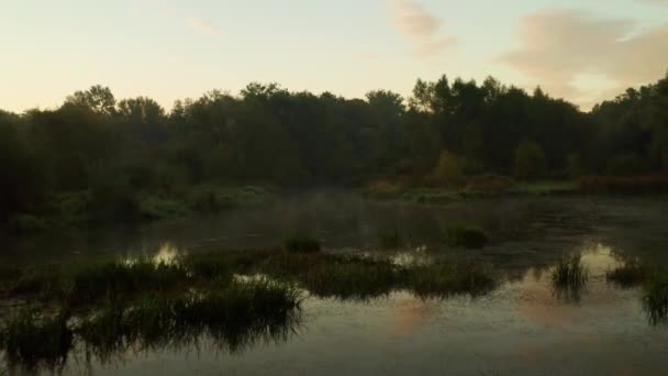 Vue Aérienne De Marais colorés à l'automne éclairés par le lever du Soleil 