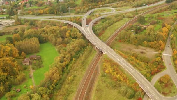 Воздушный Снимок Главной Дороги Подъездной Дорожкой Выходом Следующую Дорогу Осенью — стоковое видео