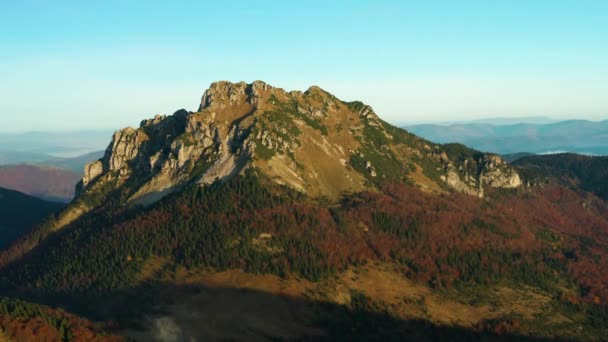 秋の色で日の出でスロバキアの最も美しい山の空中ビュー — ストック動画