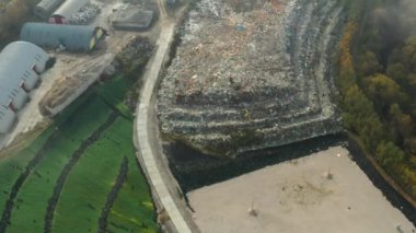 Şehir Çöplüğü ya da Fıçı Havadan Görünümü. Plastik Çöp Yığını 