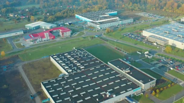 Luftaufnahme Von Moderner Fabrik Und Halle Herbst Bei Sonnenaufgang — Stockvideo