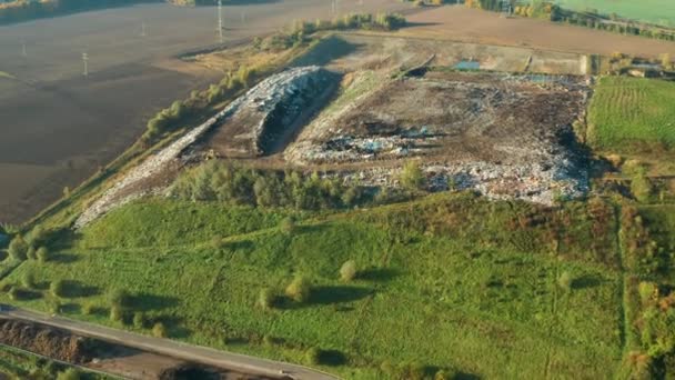 Luchtfoto Van City Dump Stortplaats Stapel Plastic Afval — Stockvideo