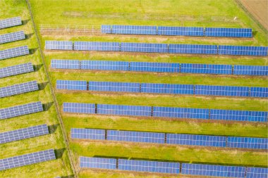 Güneş panelleri havadan görünüyor. Mavi güneş panelleri. yenilenebilir enerji için fotovoltaik modüllerin arkaplanı