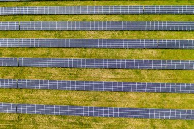 Güneş panelleri havadan görünüyor. Mavi güneş panelleri. yenilenebilir enerji için fotovoltaik modüllerin arkaplanı
