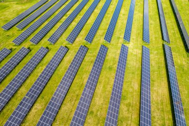 Güneş panelleri havadan görünüyor. Mavi güneş panelleri. yenilenebilir enerji için fotovoltaik modüllerin arkaplanı