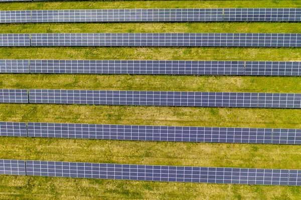 Güneş panelleri havadan görünüyor. Mavi güneş panelleri. yenilenebilir enerji için fotovoltaik modüllerin arkaplanı