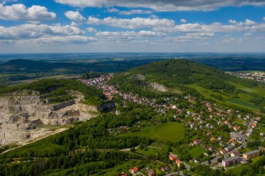 Nüfus merkezine bitişik kireçtaşı ocağı, hava manzaralı. Madencilik endüstrisi. Strumberk czech 01 06 2020