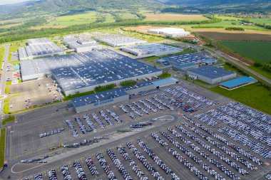 Çek Cumhuriyeti, Avrupa 'daki Nosovice şehrindeki sanayi bölgesi ve teknoloji parkına havadan bakış. Yukarıdan Avrupa endüstrisi. Otomotiv Hyundai 01.06.2020