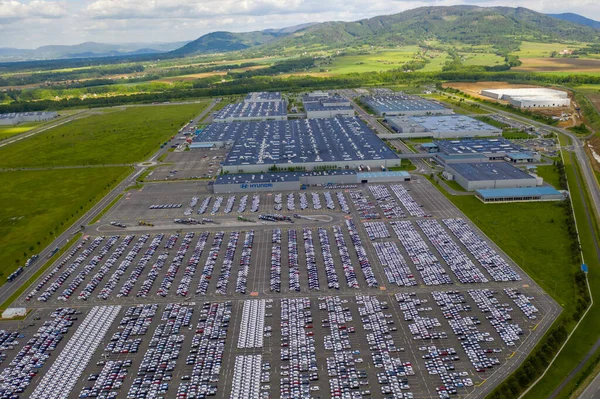 Hyundai, Çek, Nosovice - Haziran 01, 2020: İlkbaharda bir dağıtım merkezine park edilmiş yeni arabalar ve boruları olan araba fabrikası binaları. Açık havaya park etmek..