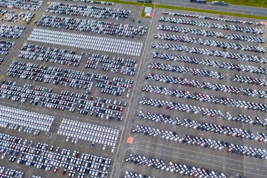 Araba ihracat terminali ihracat ve ithalat işi ve lojistik. Limana kargo. Uluslararası su taşımacılığı. Hava görünümü ve üst görünüm.