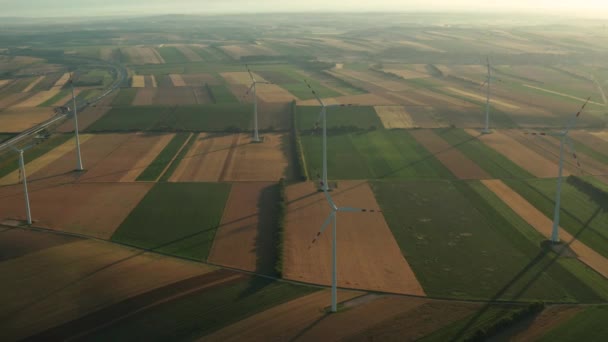 Vista Aérea Fazenda Turbinas Eólicas Campos Agrícolas Áustria Terras Agrícolas — Vídeo de Stock