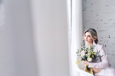 Çekici kız iç çamaşırı ve sabahlığı pencere yakınındaki kokulu. Sabah gelinin