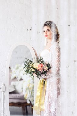 güzel kız sabahlığı ve iç çamaşırı giymiş, ayna standları ve buket onun elinde tutan