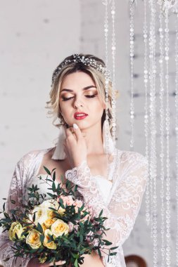 güzel kız sabahlığı ve iç çamaşırı giymiş, kristal perde duruyor ve buket onun elinde tutan