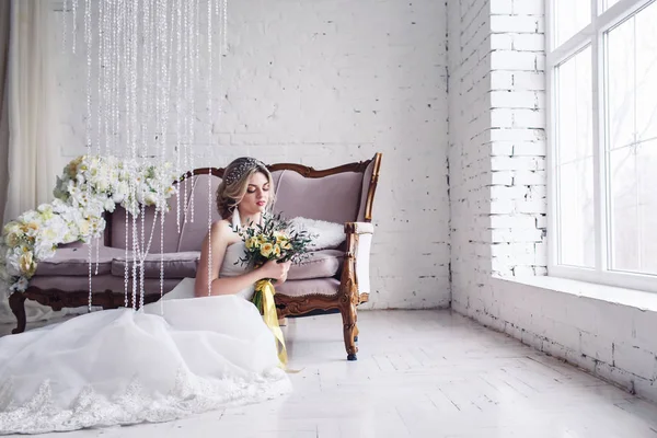 Bela Noiva Vestido Noiva Branco Está Sentado Perto Sofá Frente — Fotografia de Stock